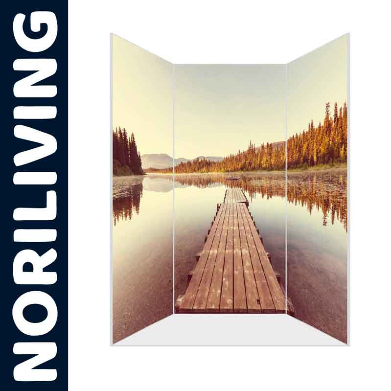 Ein dekorativer Paravent von NORILIVING mit einem Landschaftsmotiv von einem Steg, der in einen See führt, umgeben von Bäumen bei Sonnenuntergang.