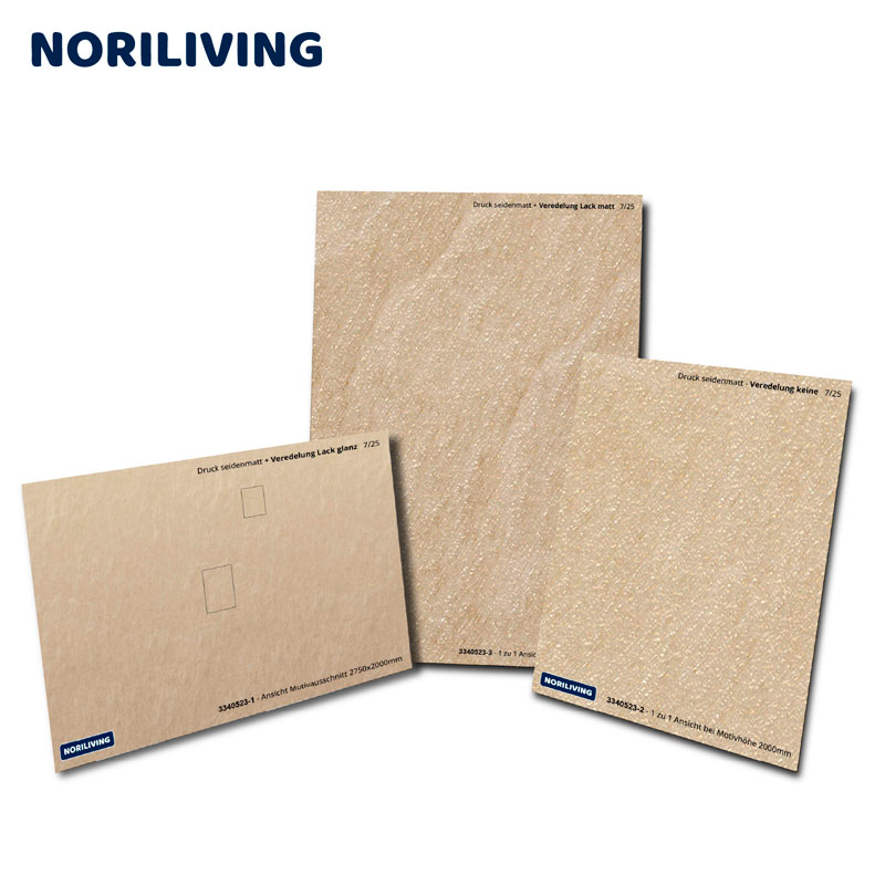 NORILIVING Musterkarten für Oberflächenveredelung Drei Musterkarten von NORILIVING mit unterschiedlichen Oberflächenveredelungen: glänzend, matt und ohne Veredelung.