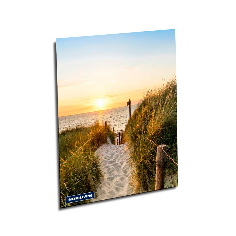 Landschaftsbild mit Sonnenuntergang am Strand Sandweg durch Dünen führt zum Meer bei Sonnenuntergang