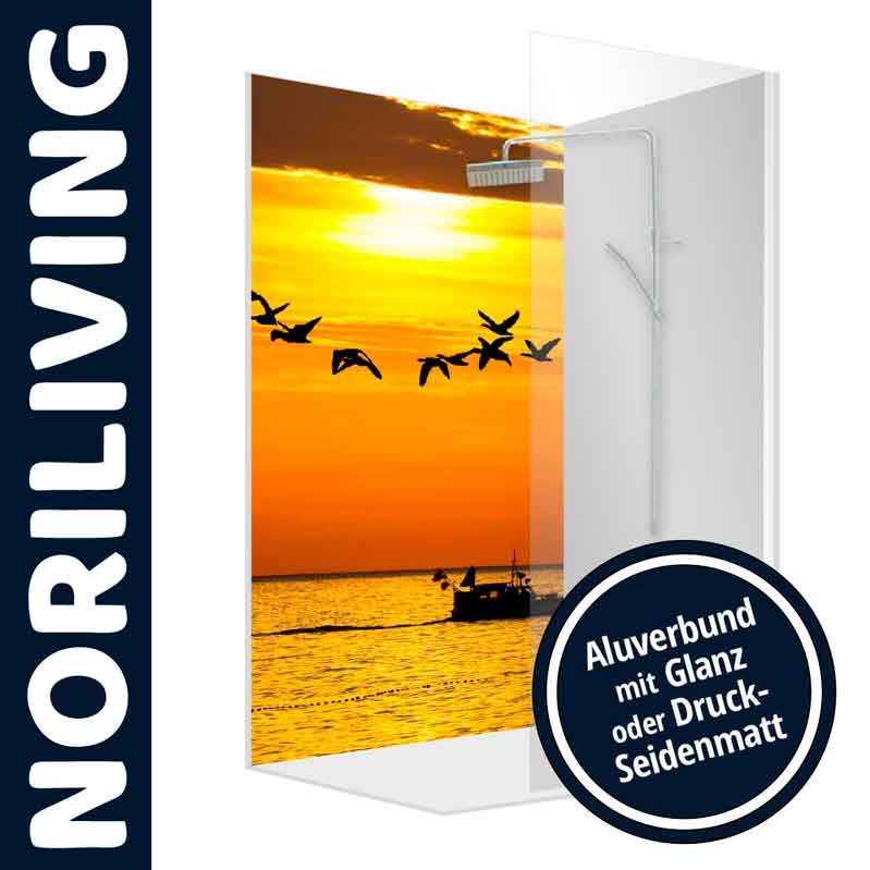 Noriliving Duschwand mit Sonnenuntergangs-Motiv auf Aluverbund, Glanz oder Druck-Seidenmatt Duschwand von Noriliving mit einem beeindruckenden Sonnenuntergangs-Motiv; Aluverbund mit Glanz- oder Druck-Seidenmatt-Oberfläche.