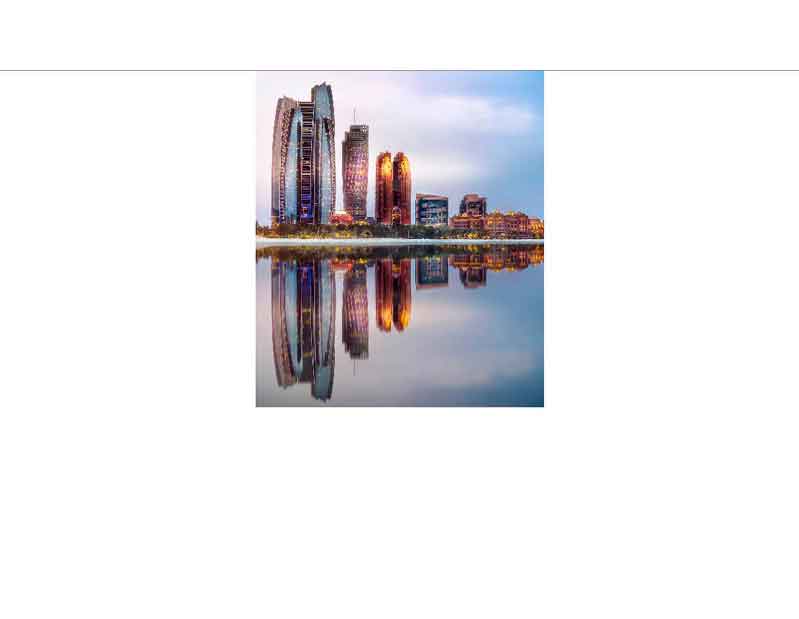 Moderne Skyline mit Gebäudereflektion im Wasser Skyline mit modernen Gebäuden, die sich im ruhigen Wasser spiegeln