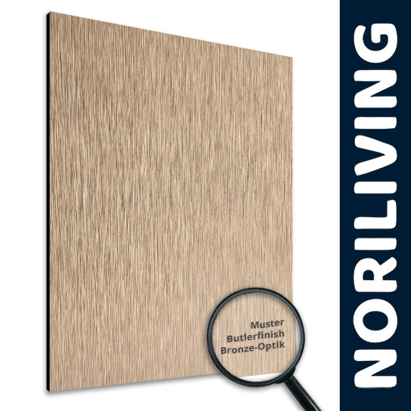Textmusterplatte mit edlem Butlerfinish in Bronze-Optik, neben ein Noriliving Logo, vergrößert durch eine Lupe