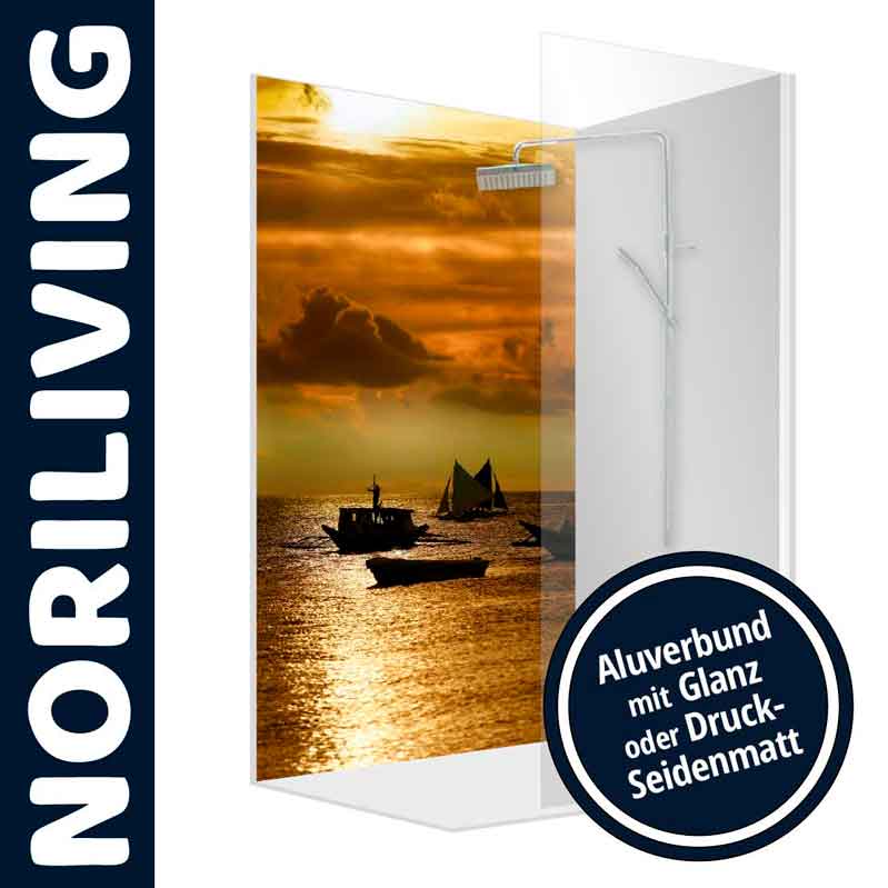 Duschpaneel mit malerischem Sonnenuntergangsbild und segelnden Booten, erhältlich in Aluverbund in Glanz oder Druck-Seidenmatt.