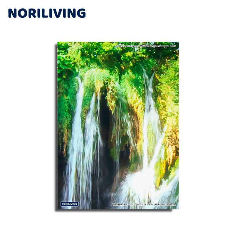 Wandbild mit Naturmotiv: Wasserfall in üppiger Vegetation Dekoratives Wandbild eines Wasserfalls umgeben von grüner Vegetation, geeignet für Wohnzimmer oder Büro