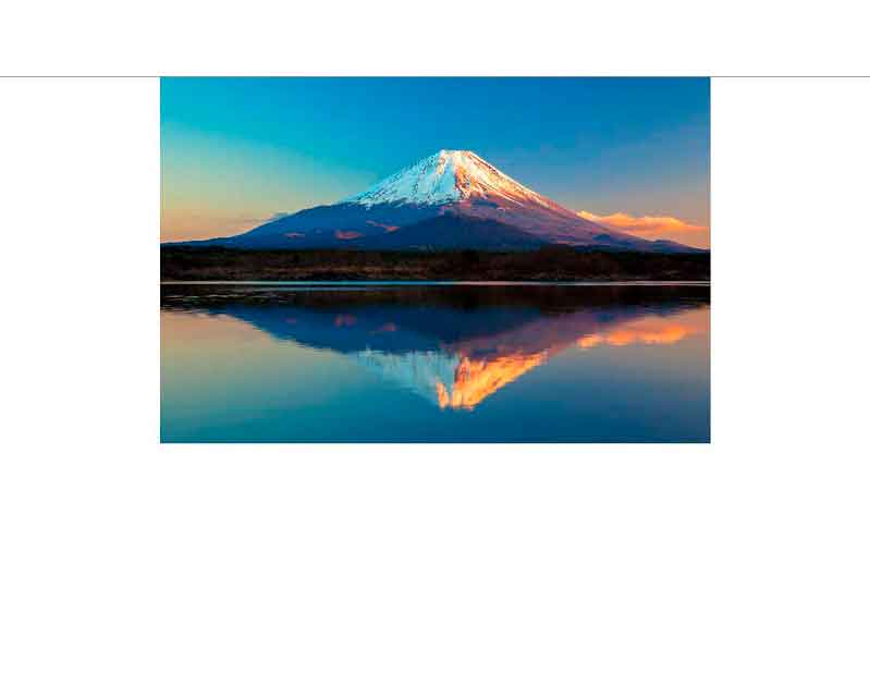 Majestätischer Mount Fuji bei Sonnenuntergang Der schneebedeckte Mount Fuji spiegelt sich im ruhigen See bei Sonnenuntergang wider.