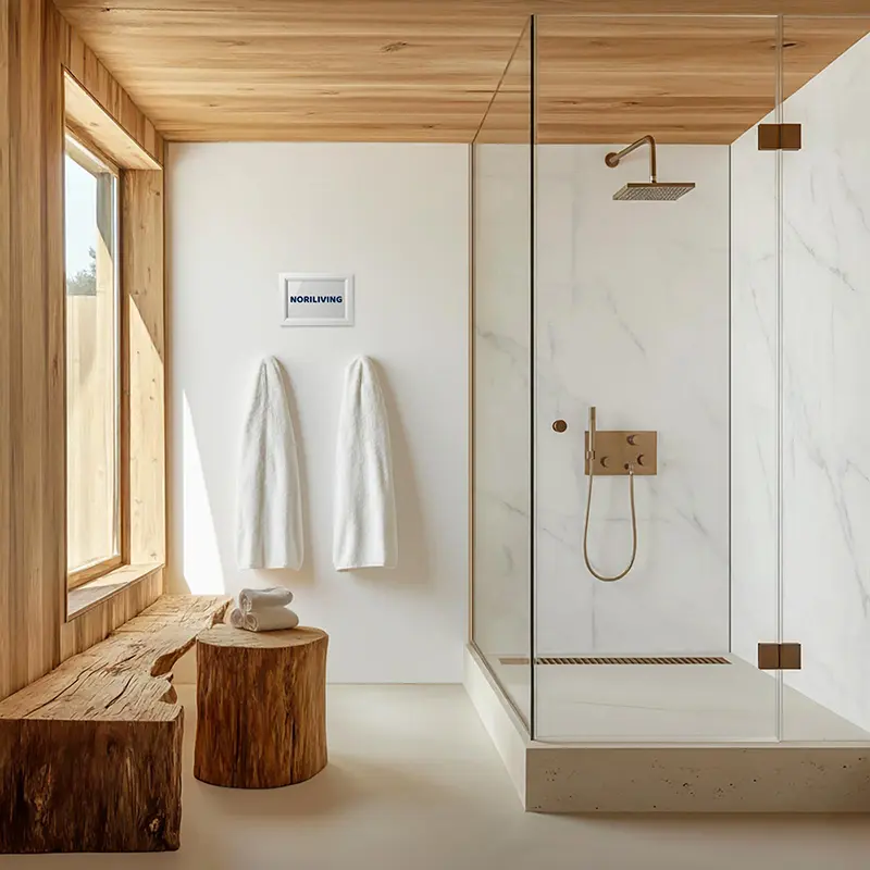 Helles Bad mit Regendusche, Holzbank und Handtüchern