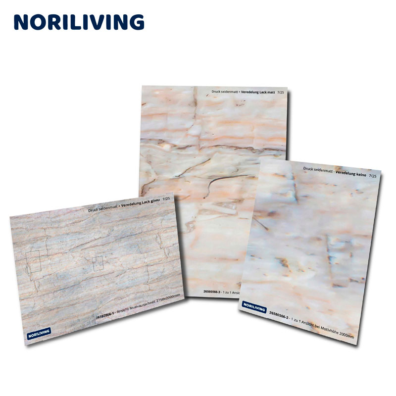 Drei Musterkarten von Noriliving mit verschiedenen Oberflächenveredelungen und seidenmattem Druck in hellen Naturtönen