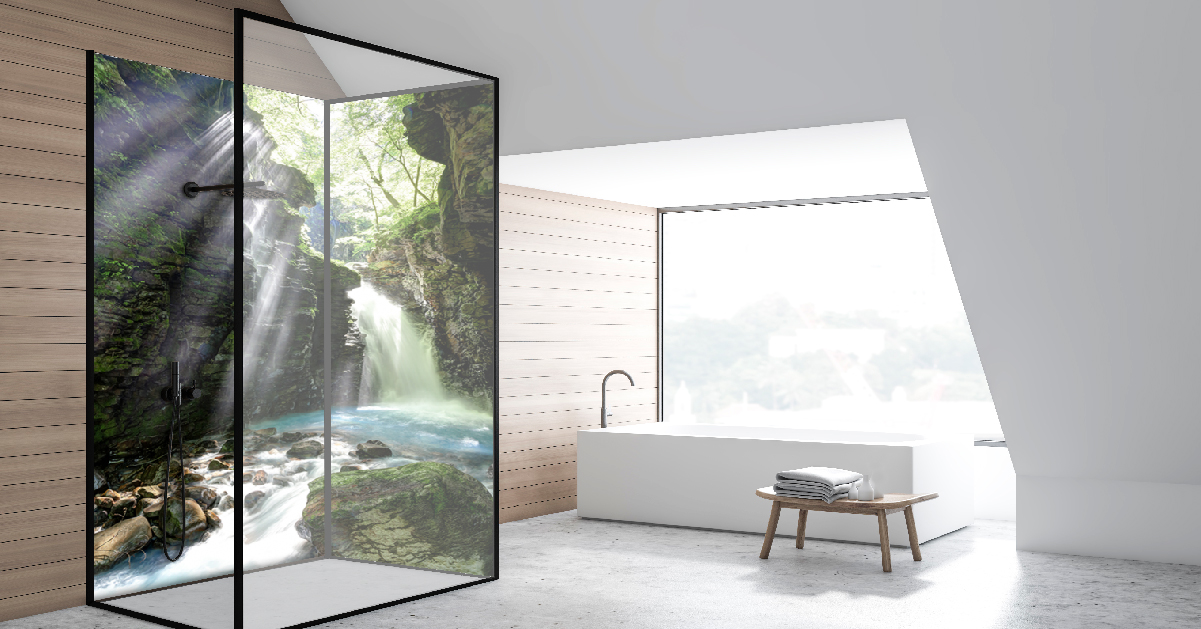 Minimalistisches Badezimmer mit einer Dusche, die ein atemberaubendes Wasserfallmotiv zeigt, und einer freistehenden Badewanne neben einem großen Fenster.
