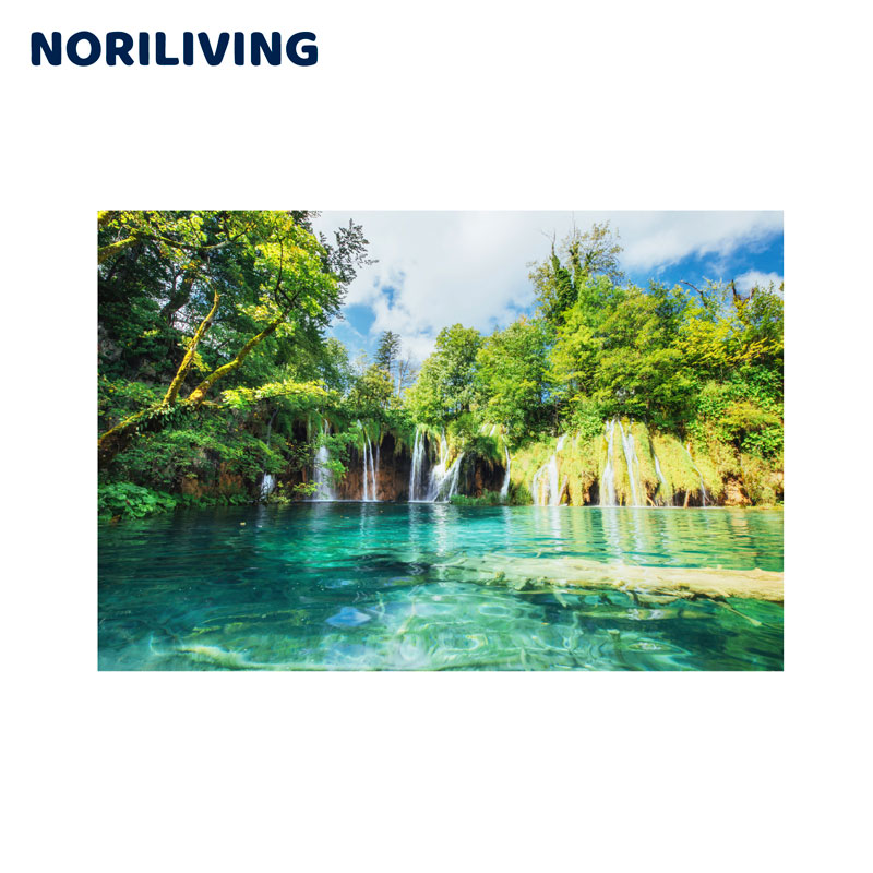 Naturteichlandschaft mit Wasserfällen und üppigem Grün Eine idyllische Naturkulisse mit klaren Wasserfällen, umgeben von üppigem Grün und klarem Wasser.