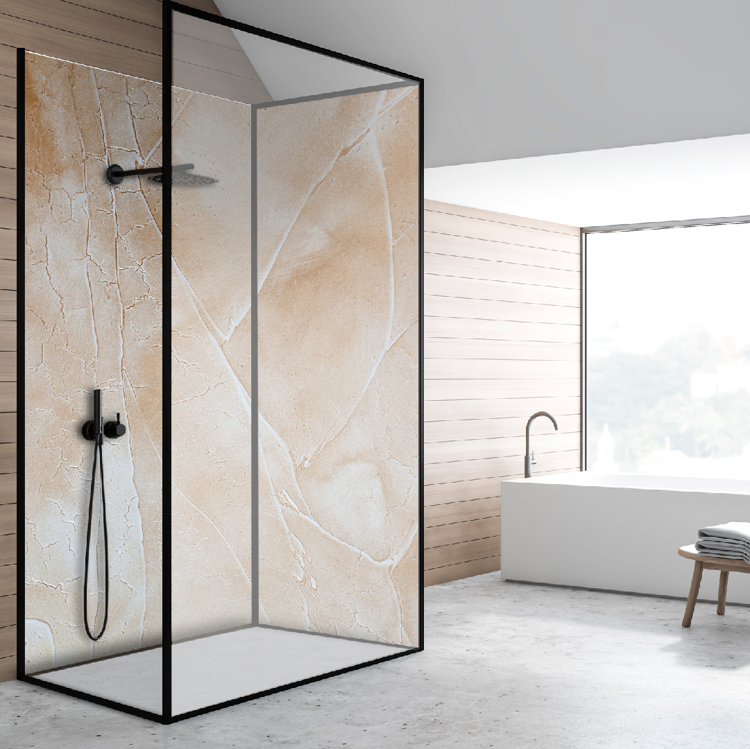 Moderner Duschbereich mit Marmoreffekt-Wand und freistehender Wanne Bild eines modernen Badezimmers mit transparenter Duschkabine, Marmoreffekt-Wand und freistehender Badewanne