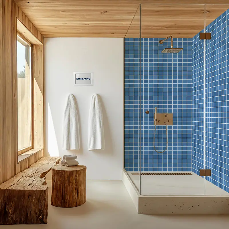 Dusche mit Glasabtrennung und blauem Mosaikfliesen