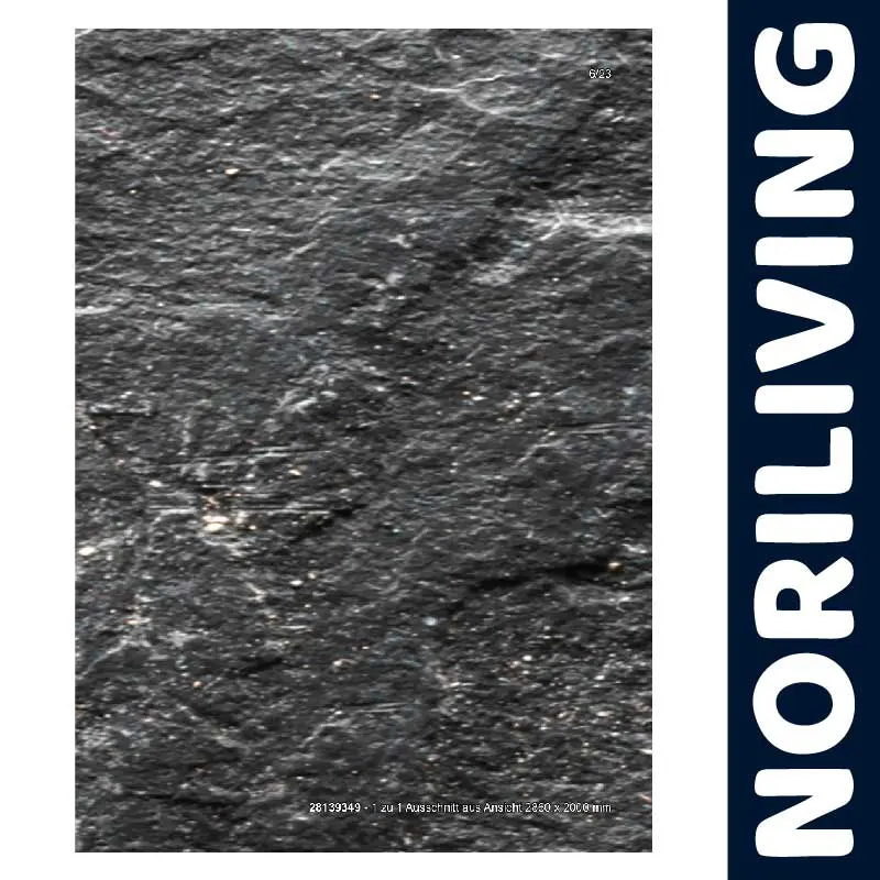 Nahaufnahme einer dunklen, strukturierten Steinoberfläche mit Noriliving-Logo rechts