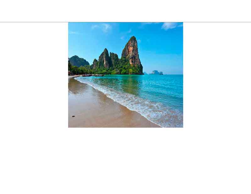 Tropischer Strand mit beeindruckenden Felsformationen und klarem blauem Wasser Ein malerischer Sandstrand mit türkisfarbenem Wasser und imposanten Felsen im Hintergrund bei sonnigem Wetter
