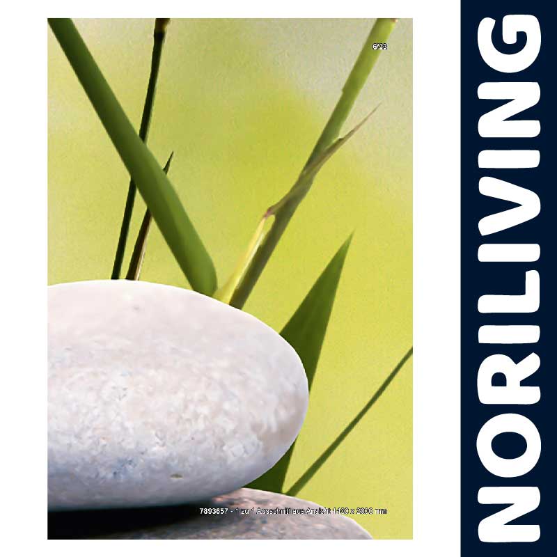 Dekorative Stein- und Bambuskombination Nahaufnahme von weißen Steinen vor unscharfem, grünem Bambushintergrund mit dem Schriftzug 'NORILIVING'