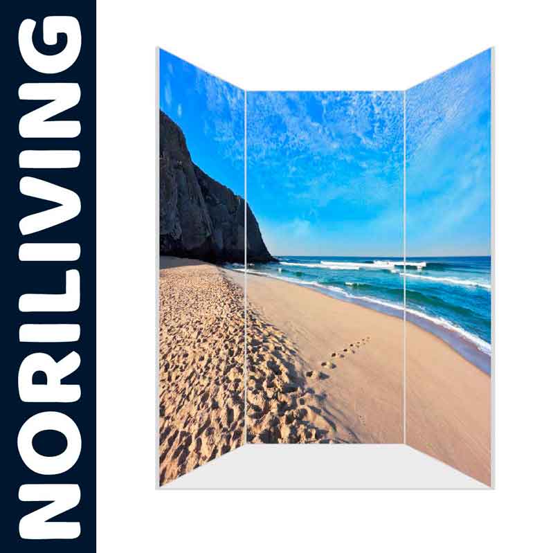 Dekorativer Raumteiler mit Strandmotiv von NORILIVING Raumteiler von NORILIVING mit einem idyllischen Strandmotiv, das einen Sandstrand und Meer zeigt