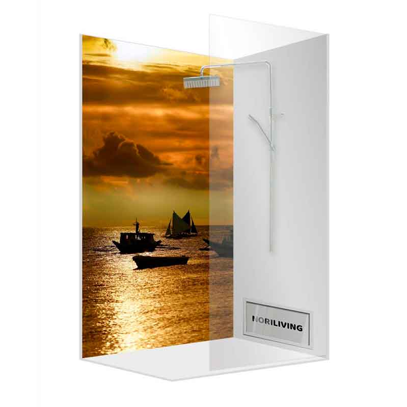 Dekorative Duschrückwand mit einem Bild von Booten in einem goldenen Sonnenuntergang