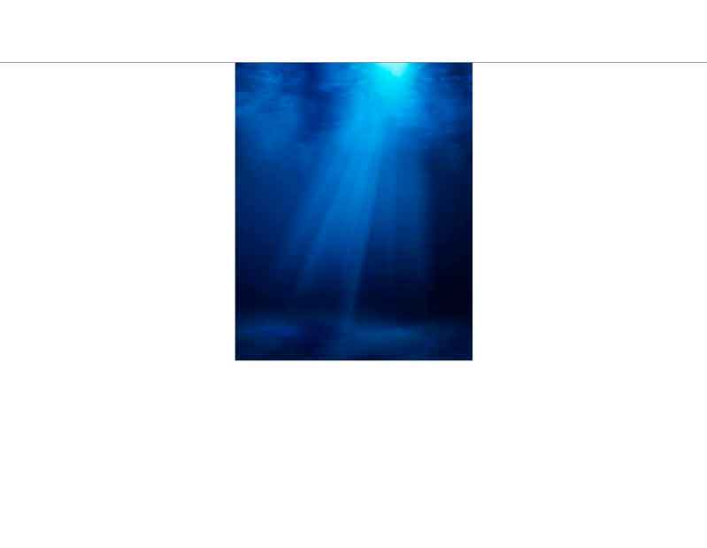 Unterwasserlandschaft mit blauen Lichtstrahlen, die durch das Wasser scheinen