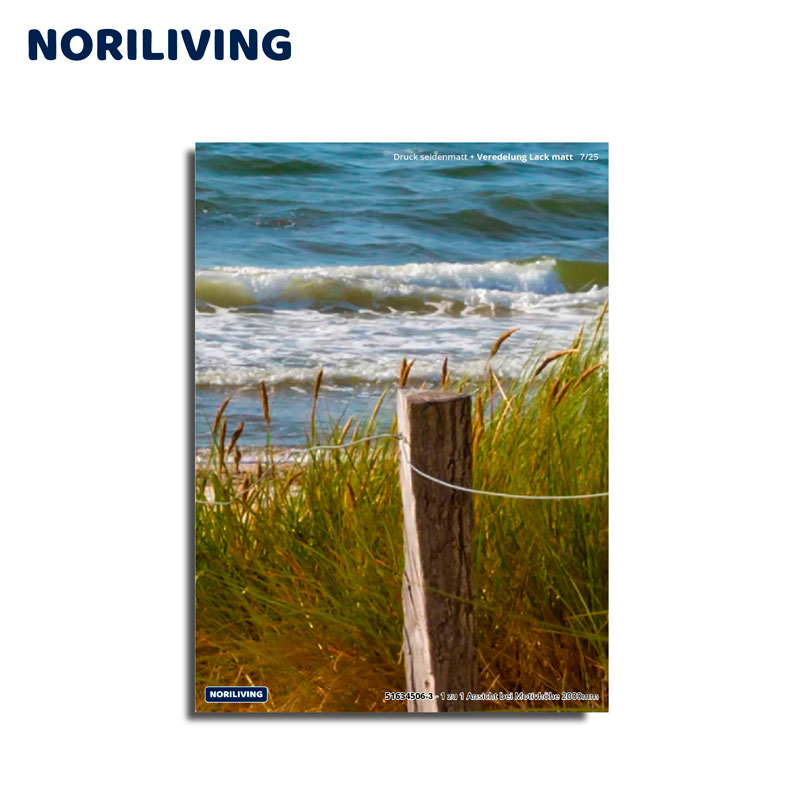 Strandlandschaft mit Gras und Meer im Hintergrund Holzpfosten am Strand, umgeben von Gras mit Blick auf das Meer