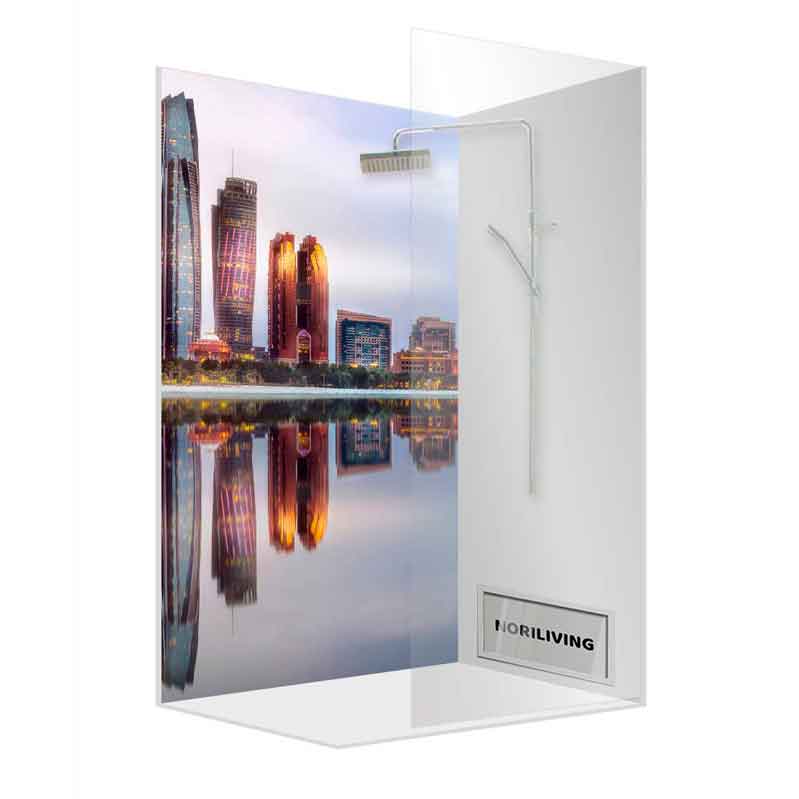 Duschwand mit Stadtansicht-Motiv und Regenduschkopf Duschwand mit stilvollem Stadtansicht-Motiv und Regenduschkopf, ideal für modernes Badezimmerdesign