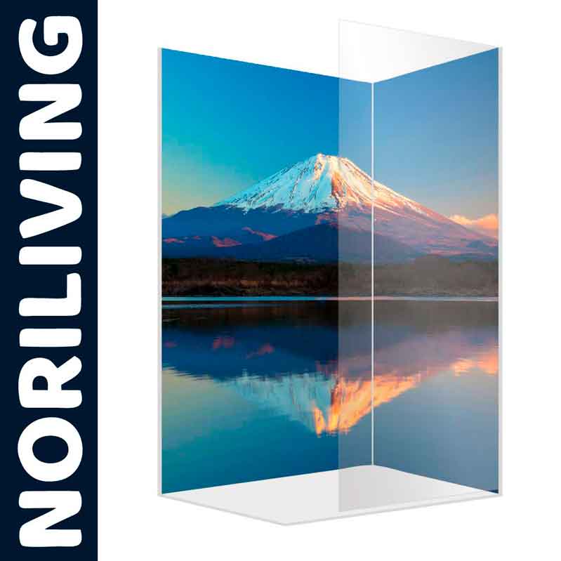 Dekorative Glaswand mit Bergmotiv - Ideal für modernes Wohndesign Glaswand mit Bergmotiv und Spiegelung im Wasser, präsentiert von Noriliving