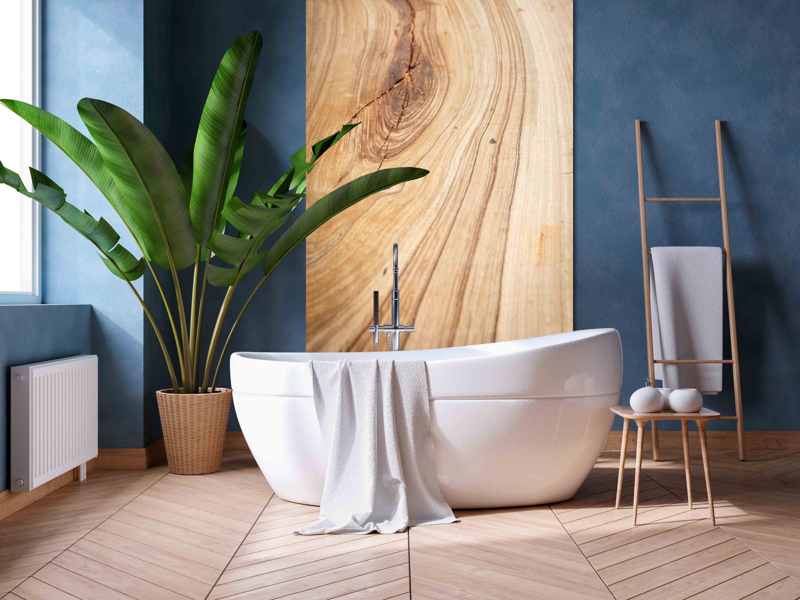 Elegantes Badezimmer mit freistehender Badewanne, grüner Zimmerpflanze und stilvollen Holzelementen.